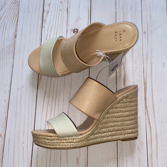 A New Day Wedge Sandals - Picture 5 of 8